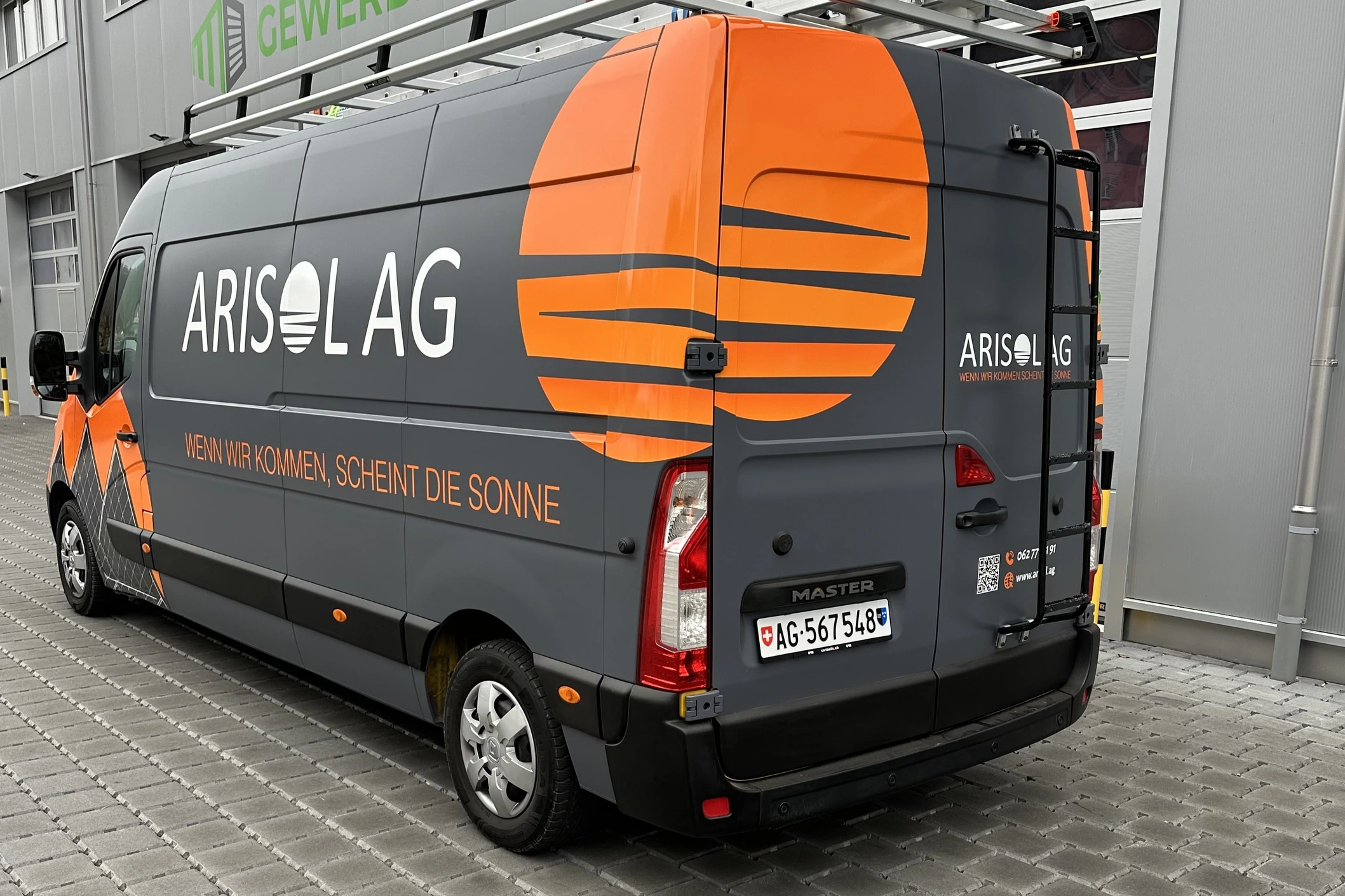 Fahrzeug mit Firmenlogo